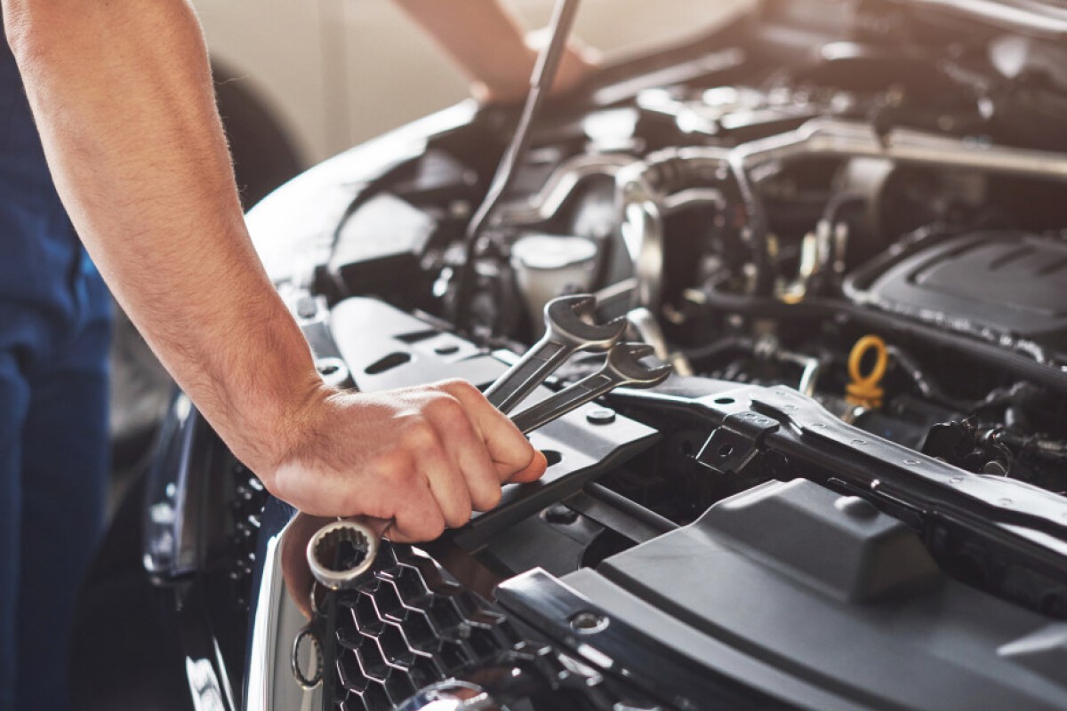 Mécanicien réalisant l'entretien d'une Volkswagen